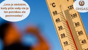 Teplomer ukazujúci takmer 40 stupňov Celzia, v pozadí človek pijúci vodu.