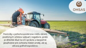 Traktor postrekuje úrodu, nad ním je čistá modrá obloha, zrejme na jar.