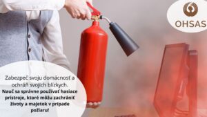 Mužské ruky držiace hasiaci prístroj, ktorým hasia dymiaci počítač.