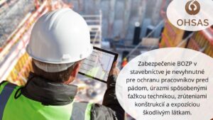 Muž otočený chrbtom, pravdepodobne na stavbe, nosí bielu prilbu a zelenú reflexnú vestu. Je vidieť len časť jeho tela. V dolnej časti obrázka je bublina s textom: ‚Zabezpečenie BOZP v stavebníctve je nevyhnutné pre ochranu pracovníkov pred pádom, úrazmi spôsobenými ťažkou technikou, zrúteniami konštrukcií a expozíciou škodlivými látkami.