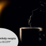 Ilustračný obrázok s čiernym pozadím, v hornej časti svieti mesiac, v popredí je šálka s kávou a nápisom „V noci riziká nikdy nespia, myslite na BOZP“.