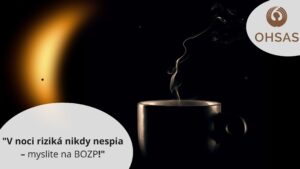 Ilustračný obrázok s čiernym pozadím, v hornej časti svieti mesiac, v popredí je šálka s kávou a nápisom „V noci riziká nikdy nespia, myslite na BOZP“.